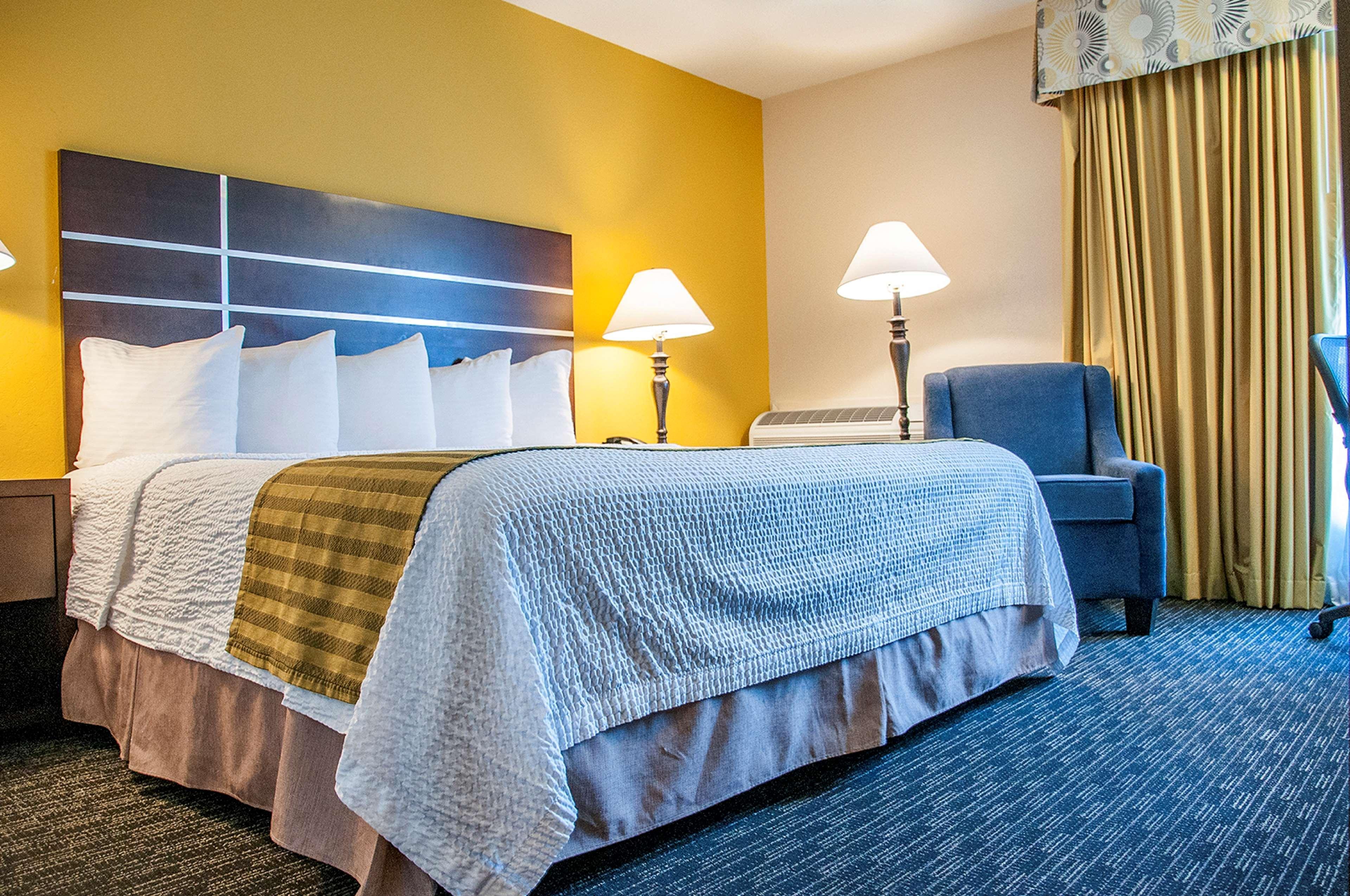 Hotel Western Village Fresno